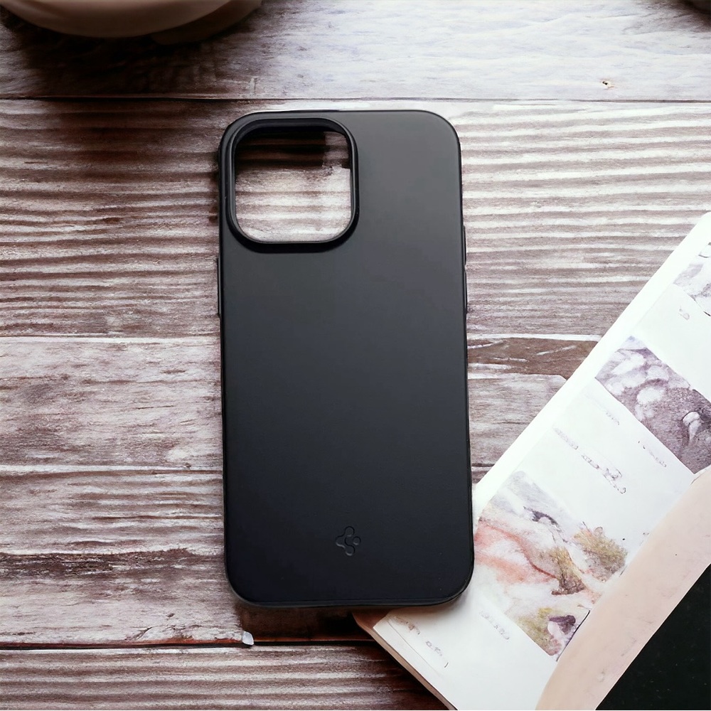 Spigen Thin Fit Case for iPhone 6.7”P (2022) in Black NEW in Box